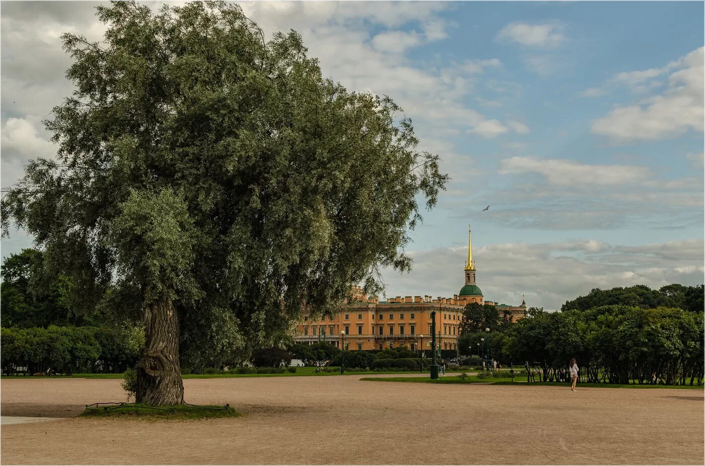 Где марсово поле. Марсово поле в Санкт-Петербурге. Марсово поле, Санкт-Петербург, Марсово поле. Марсово поле осень в Санкт-Петербурге. Санкт Петербург деревья на Марсовом поле.