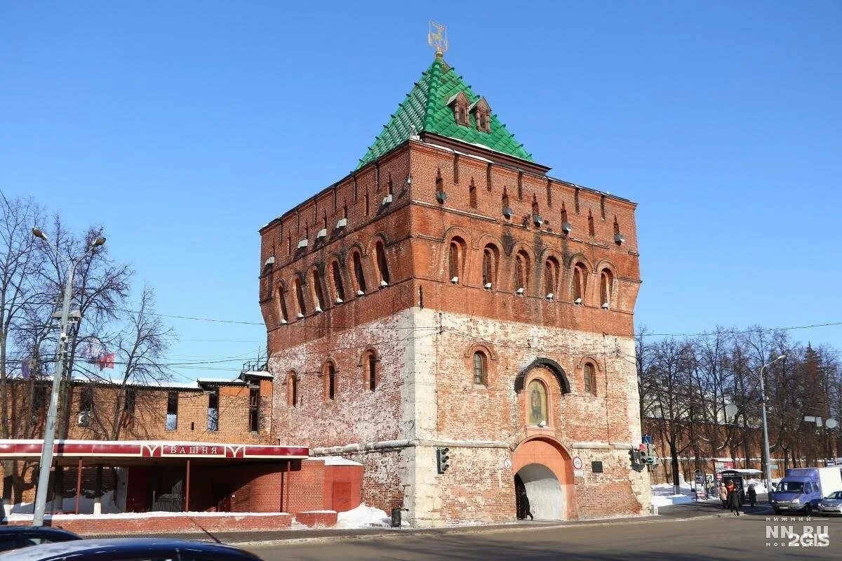 Сайт кремля нижнего новгорода. Нижегородский Кремль Нижний Новгород. Дмитриевская башня Нижегородского Кремля. Нижегородский Кремль Дмитриевская башня 1880. Нижний Новгород башня Кремля Нижний 800.