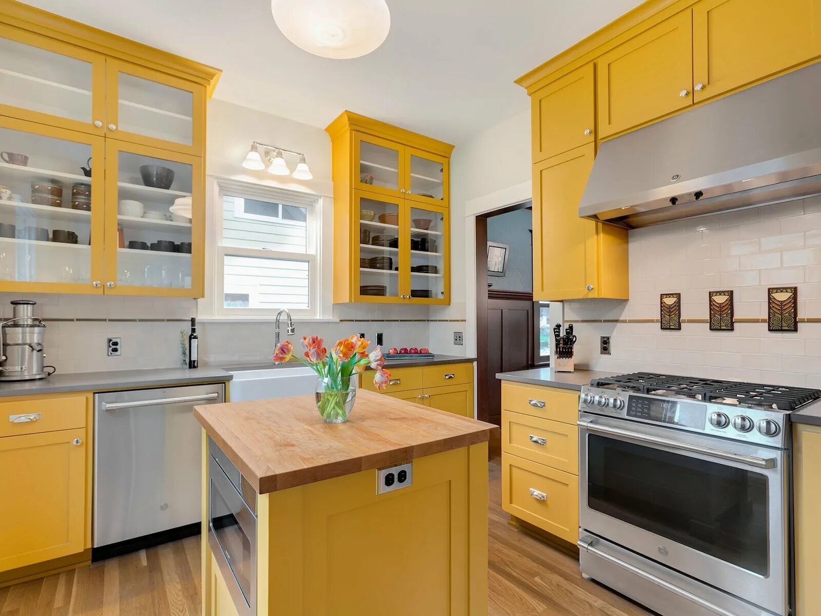 Желтая кухня дизайн. Горчичная кухня. Желтые кухни. Кухня в желтом цвете. Желтая кухня в интерьере.