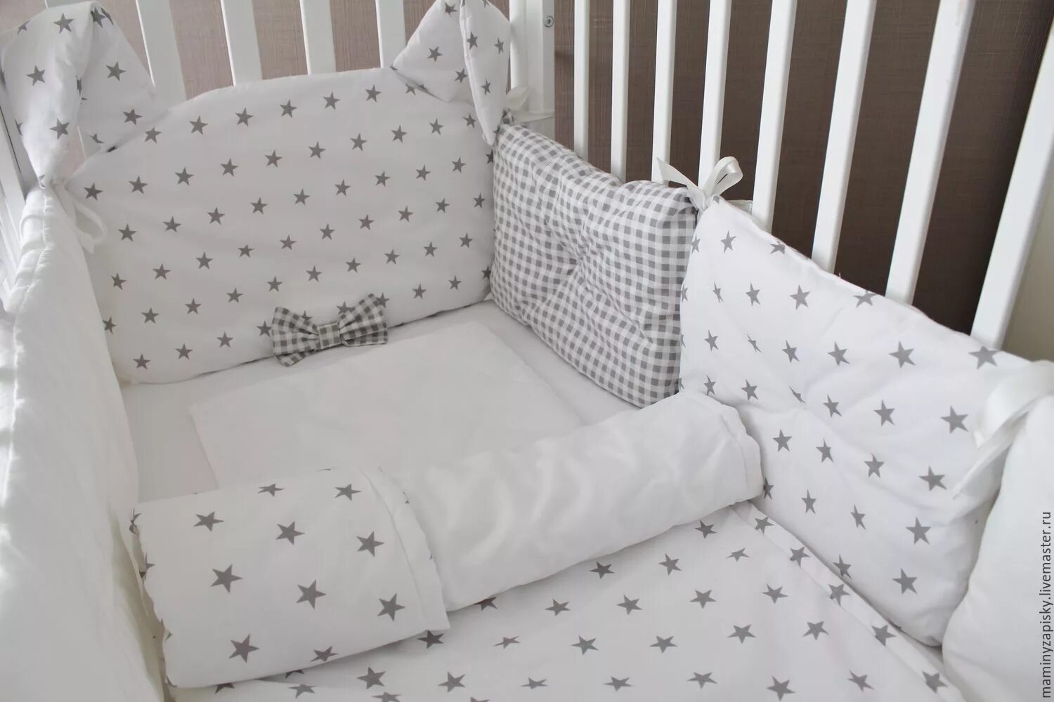 Комплект в кроватку для новорожденных с бортиками подушками. Комплект постельного белья для новорожденного в кроватку с бортиками. Комплект в кроватку для новорожденных с бортиками. Красивые бортики в кроватку.