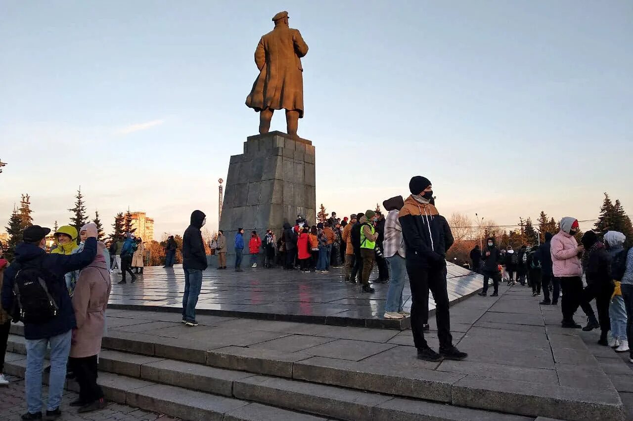 Митинг в красноярске. Памятник Ленину в Красноярске на площади революции. Люди на площади. Митинг около памятника Маяковскому. Митинг у памятника Ленину в Ростове.