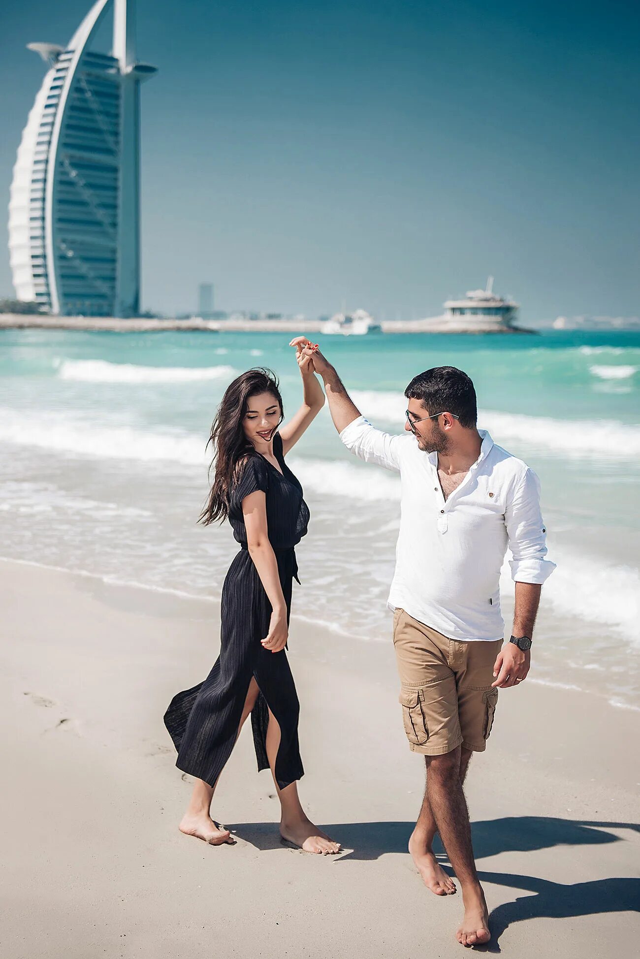 Дубай люди. Туристы в Дубае. Пара в Дубае. Фотосессия в Дубае. Арабские эмираты люди.