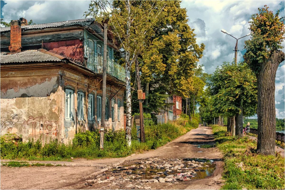 Некоторые провинциальные города в отличие от столицы. Город провинция в России захолустье. Улочки провинции Россия. Провинциальный город Купеческий дом улица. Глубинка России города.