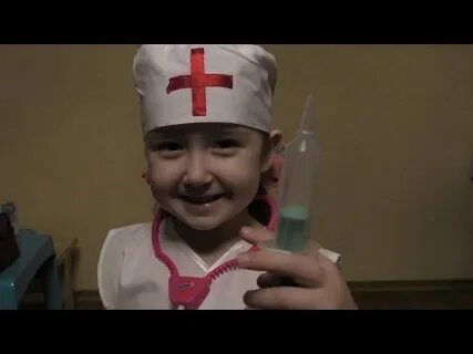 Видео укол который делает ребенку