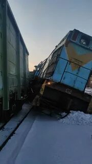 От движущегося поезда отцепляют вагон