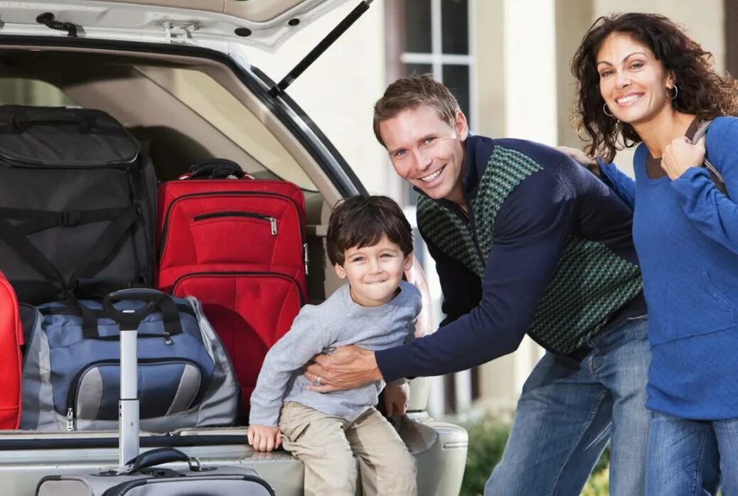 Кредит первый семейный автомобиль. Семейный автомобиль. Машина для путешествий семьей. Счастливая семья на автомобиле. Автомобиль семьям с детьми.