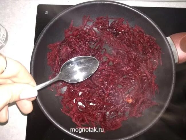Сколько варить квашеную капусту в борще