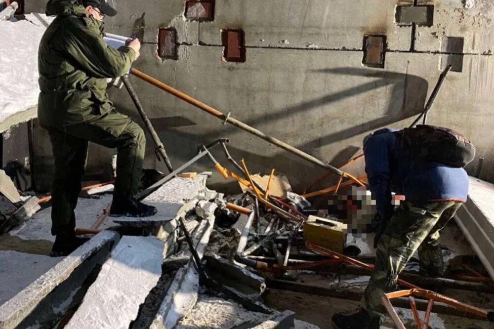 Он падает с грохотом словно