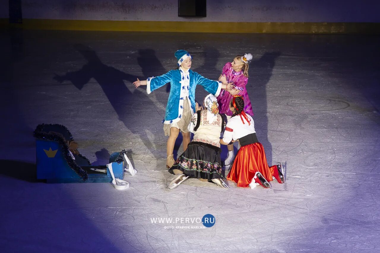 Сказка в ледовом дворце показать. Шоу двенадцать месяцев. Шоу двенадцать месяцев. Двенадцать месяцев у костра. Театр терезы дуровой двенадцать месяцев.