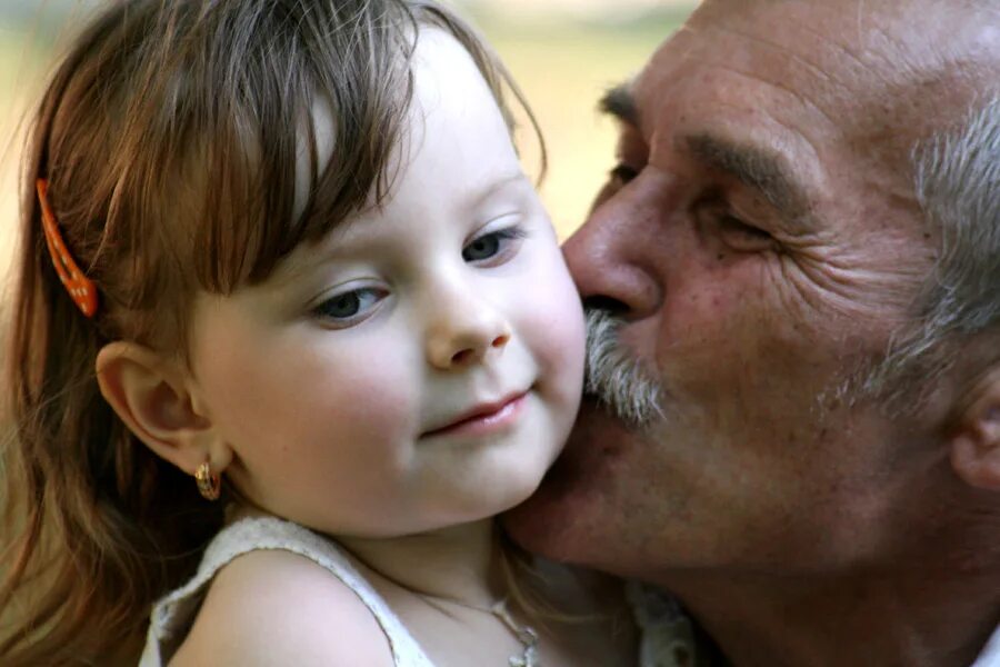 Дед уговорил внучку. Девочка с дедушкой. Маленькая девочка и старик. Дедушка внучку.