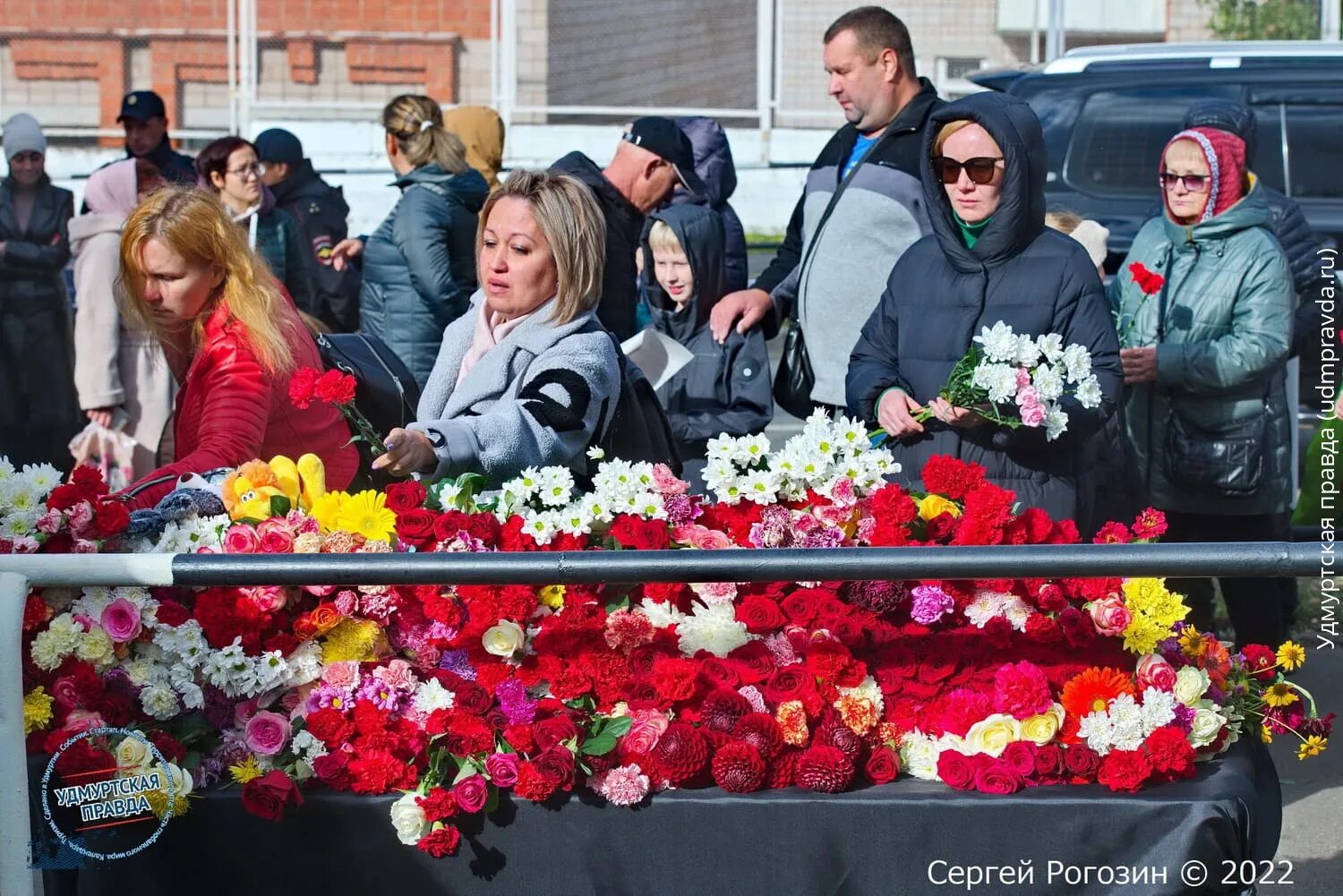 Трагедия в крокусе список погибших. Ижевск прощание с погибшими в школе.