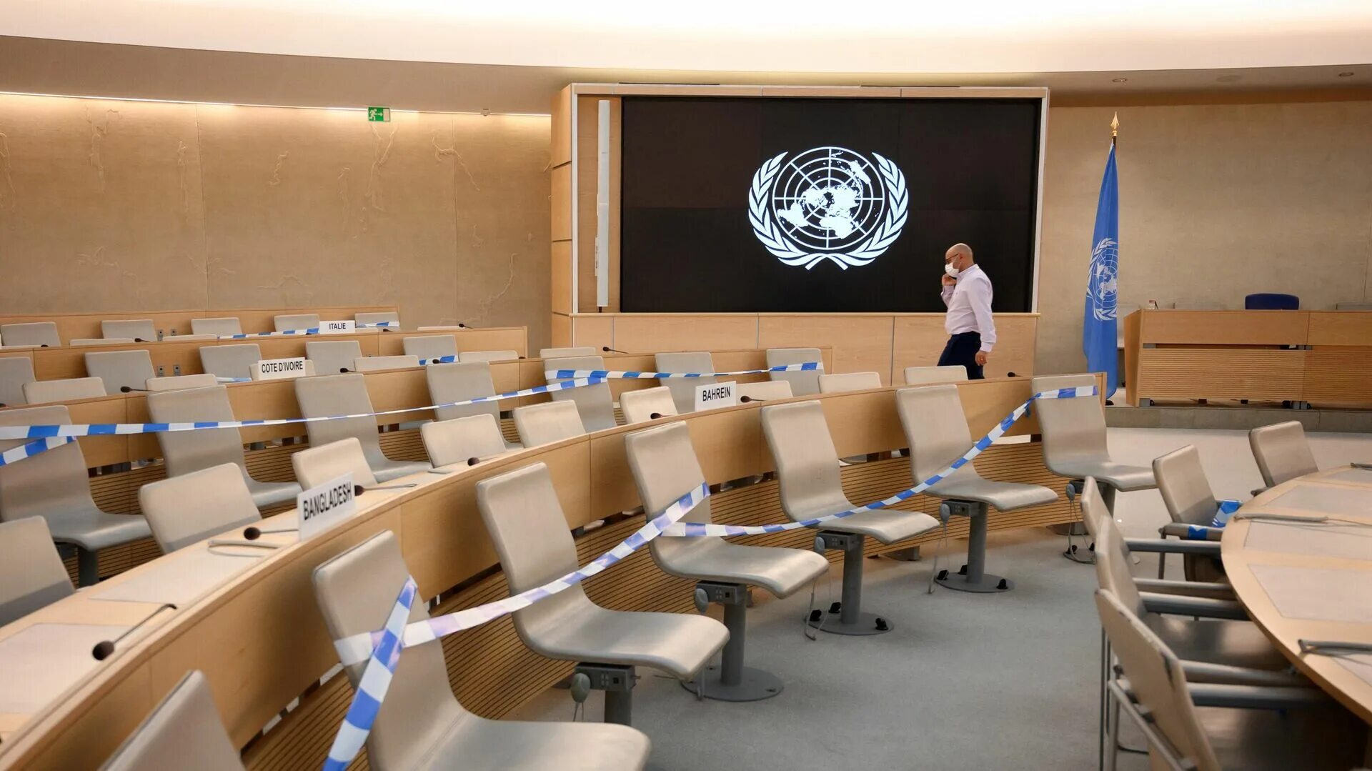 Совет по правам человека. Зал заседаний ООН по правам человека в Женеве. СПЧ ООН потолок Женева. Заседание Генеральной Ассамблеи ООН 7 апреля 2011. Украинский представитель в ООН.
