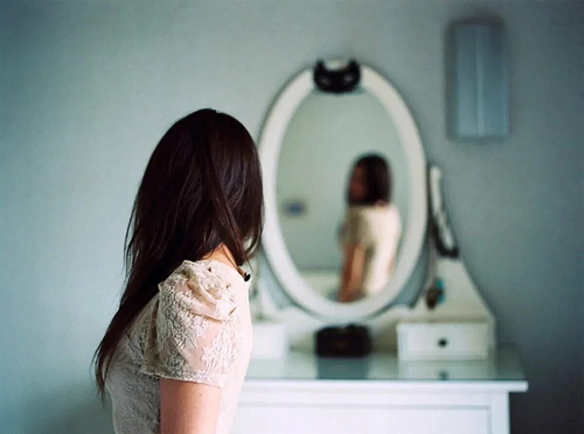 Видеть себя в ванной. Девушка в зеркале. Девушка в отражении зеркала. Отражение в зеркале. Девушка смотрится в зеркало.