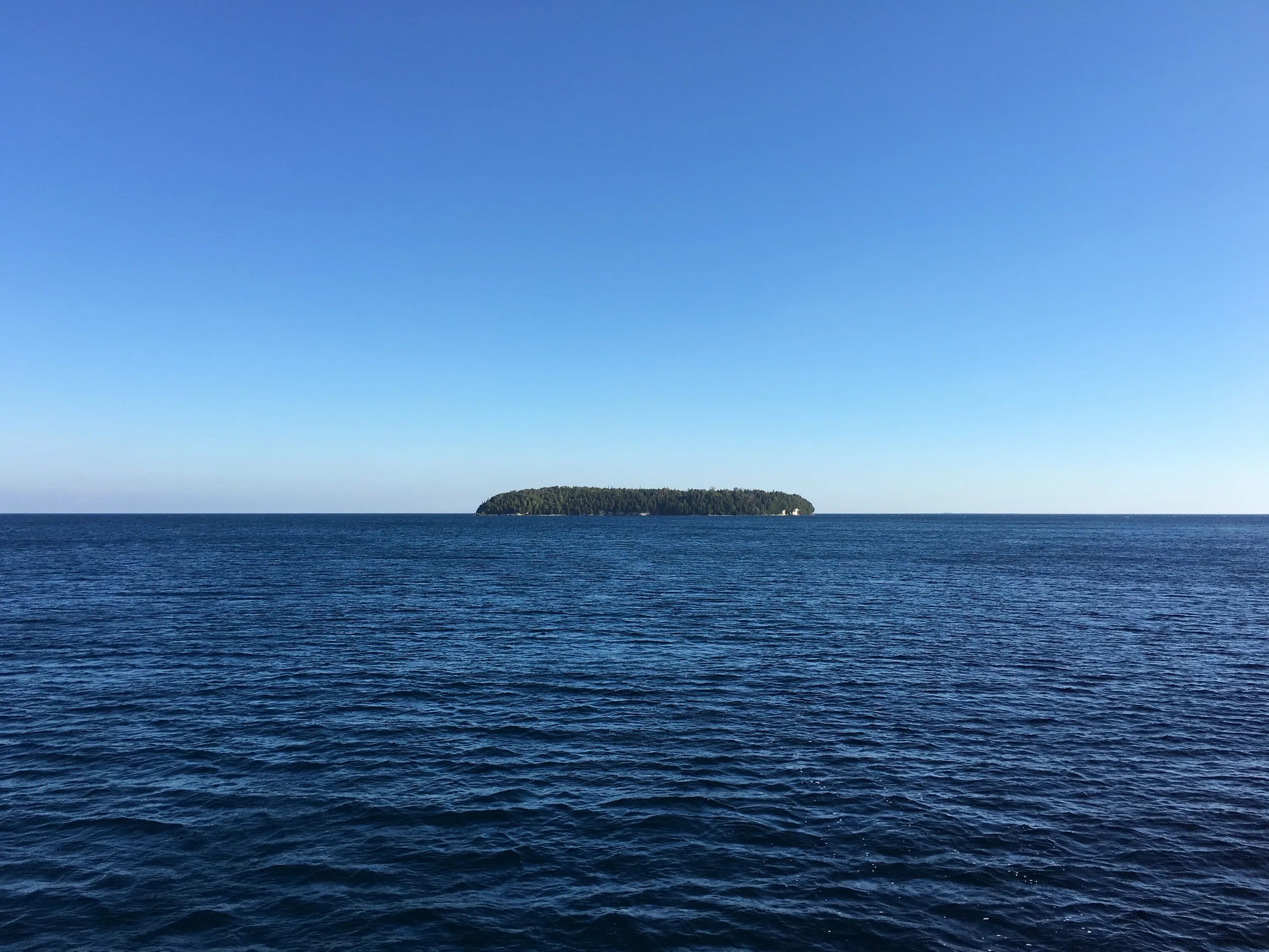 Вдали на горизонте. Остров кувшин Мотовский залив. Остров на горизонте. Море и остров вдали. Остров вдали.