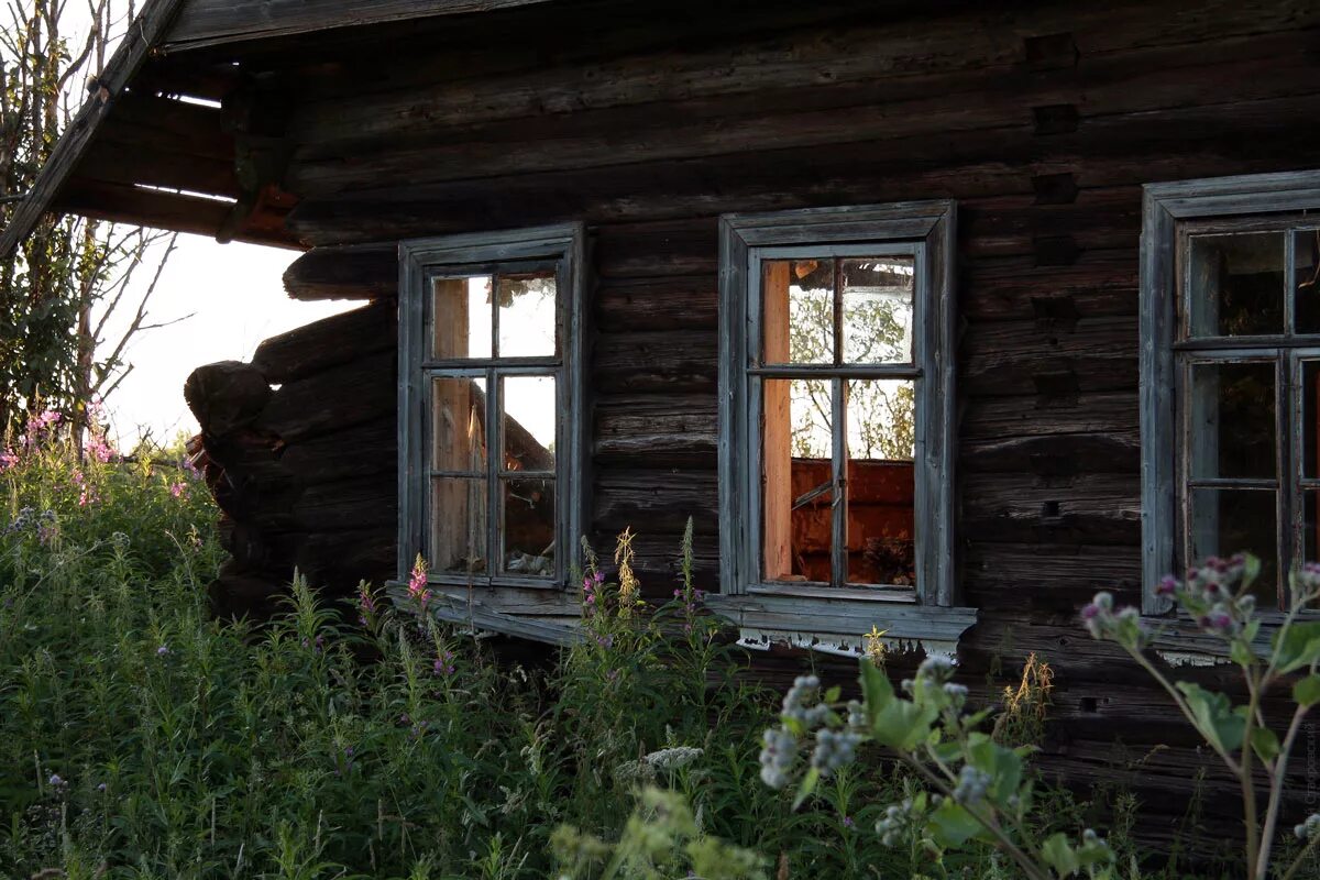 Летняя наша жизнь в старом доме. Заброшенные Деревенские дома. Старый дом в деревне. Старенький деревенский домик. Старинный дом в деревне.