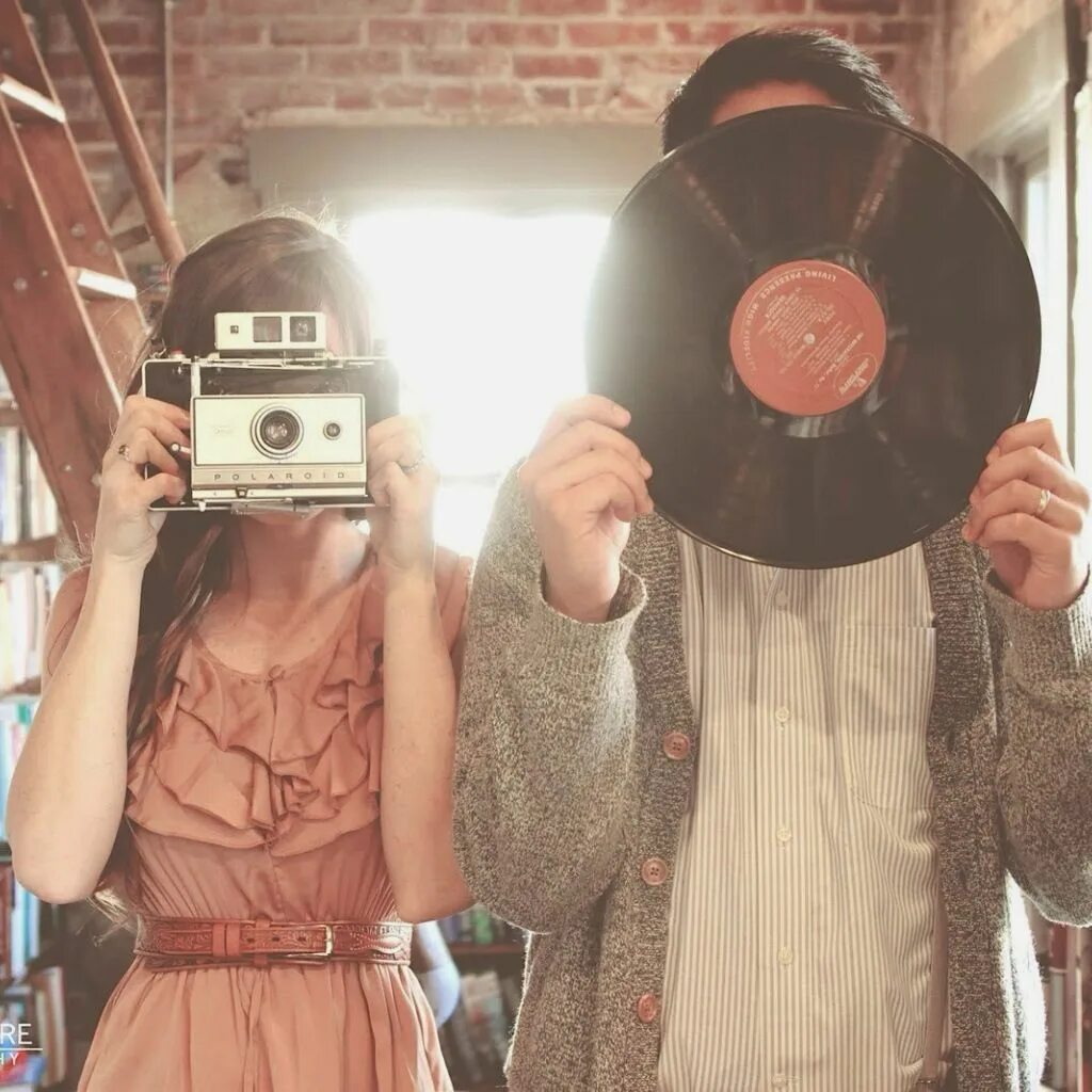 группа не модные фото. хипстеры с мобильным. хипстер слушать. типичный хипстер. хипстер слушать.