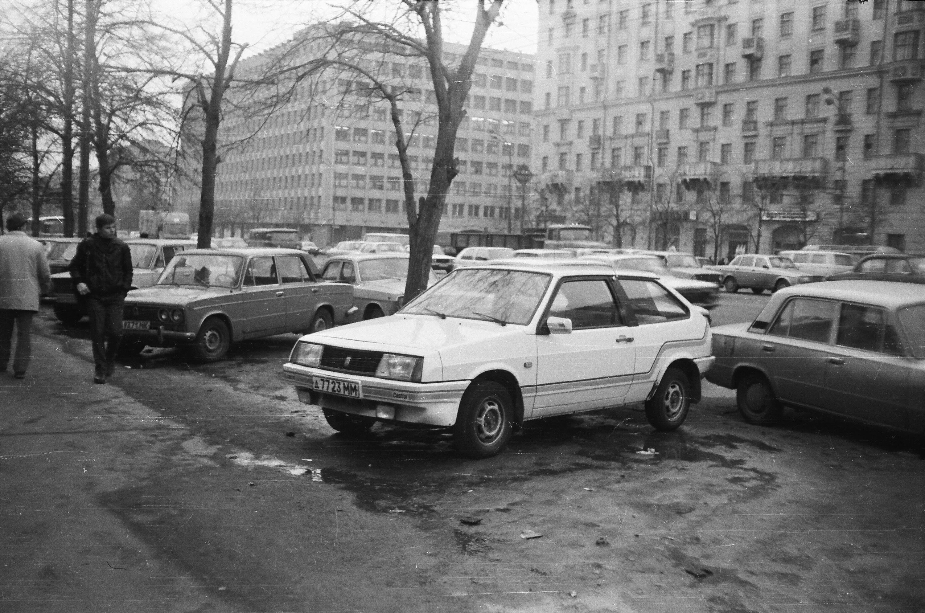 Фотография 1988 года. Москва 1988. Иномарки в СССР. Иномарки в СССР В 80. СССР Москва 1988.