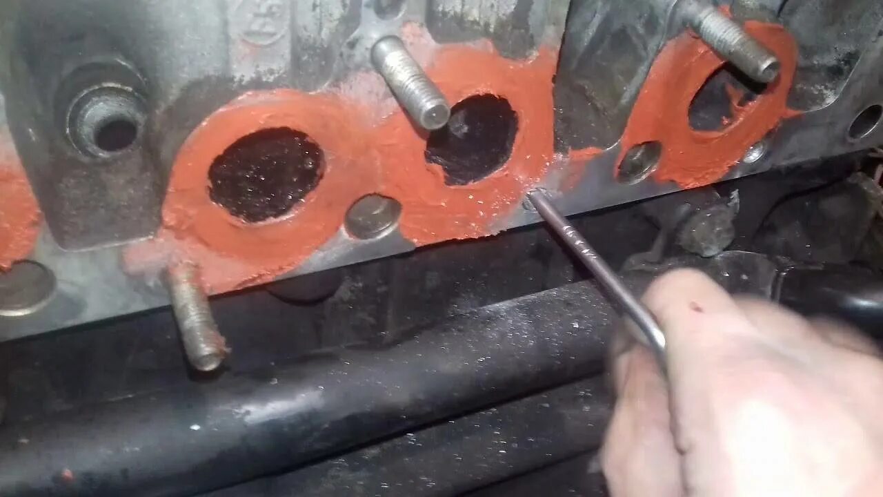 Как открутить болты блока. Высверлить шпильку из блока. Выкрутить обломившийся болт из блока двигателя. Выкрутить шпильку из блока. Гайка гбц уаз.