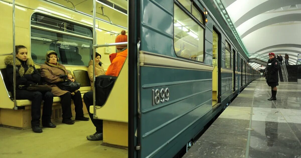 Пассажиры метро. Стоят поезда на зеленой ветке. На красной ветке метро произошел сбой в движении. Салатовая ветка метро поезда. Поезд метро.