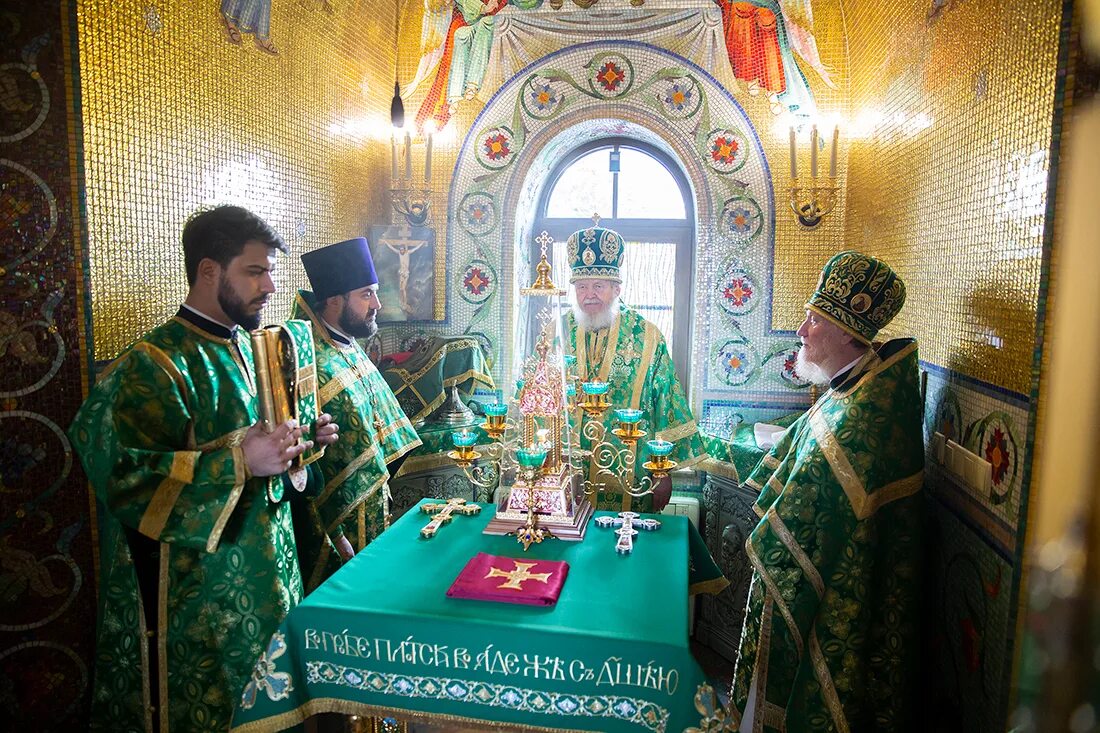 служба в храме в щелково. иконы храма николая магнитогорск. служба в храме в щелково. яков карпов щелковское благочиние. протоиерей алексей трушин.