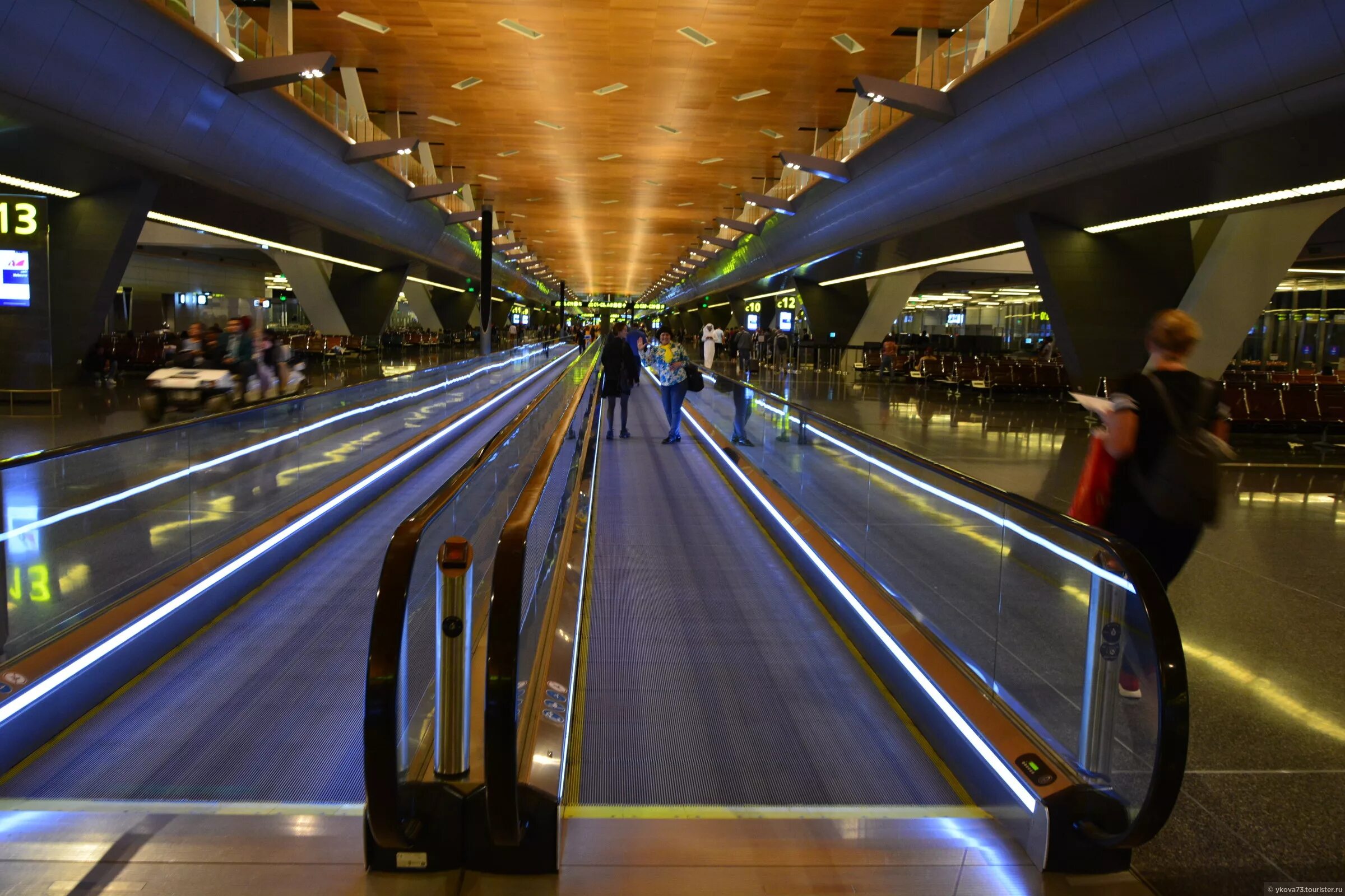 Движущийся тротуар. Эскалатор и траволатор. Эскалатор и траволатор. Пассажирский конвейер траволатор. Движущийся тротуар.