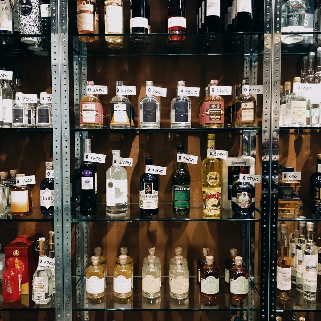 Питер ресторан бутылка. Store bottle. Необычные магазины. Пивной бар вечрои снаружи. Виски на полке в магазине.
