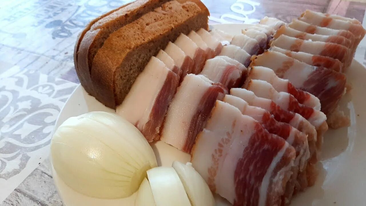 Сало с прослойкой мяса. Грудинка для копчения сухой посол. Генеральское сало. Сало пожелтело. Сало с мягкой шкуркой.