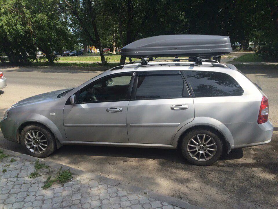 На крыше универсала. Багажник на крышу Chevrolet Lacetti. Шевроле Лачетти универсал багажник. Автобокс на крыше Chevrolet Lacetti. Chevrolet Lacetti универсал багажник на крышу.