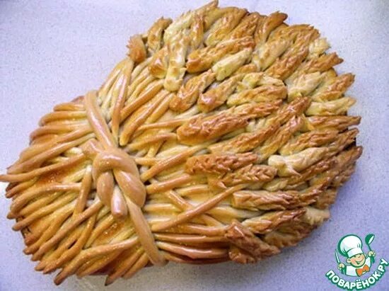 Украшение колоски из теста на пирог. Каравай с колосками. Украсить каравай. Украшение хлеба надрезами. Колосья из теста.