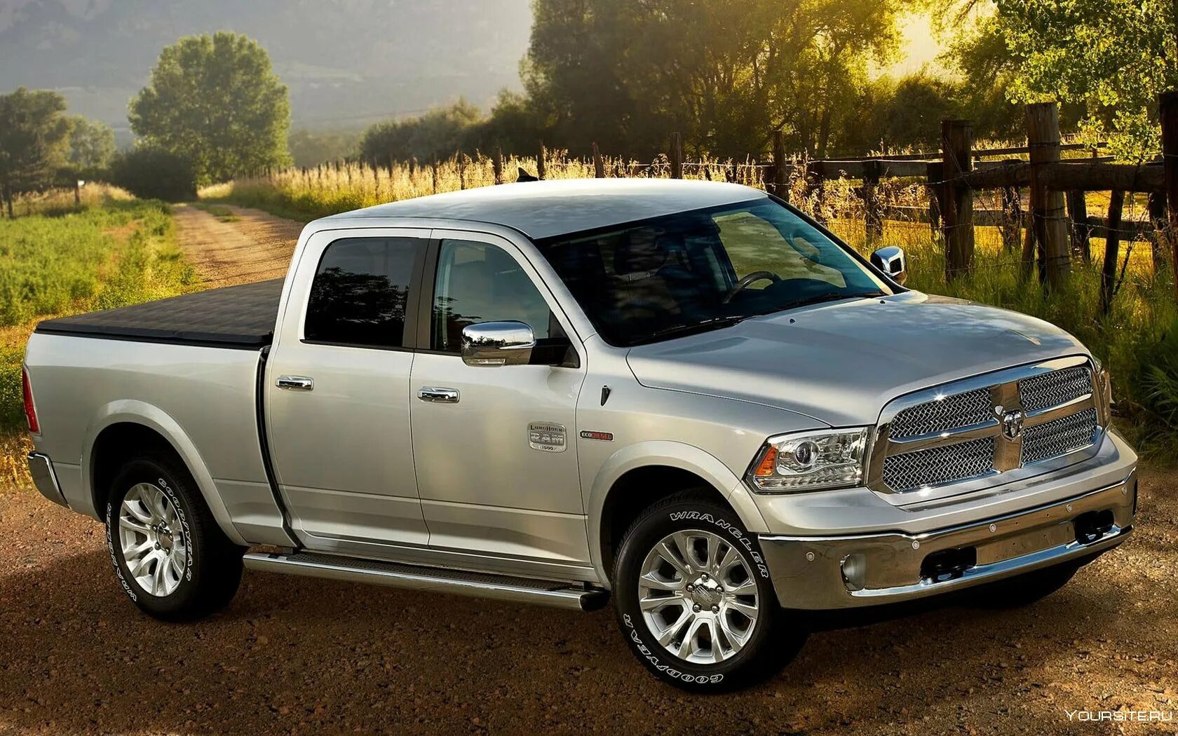 Натуральный пикап. Dodge Ram 1500 Laramie. Dodge Ram 1500 2014. Dodge Ram 1500 Laramie Longhorn. Ram 1500 серебристый.