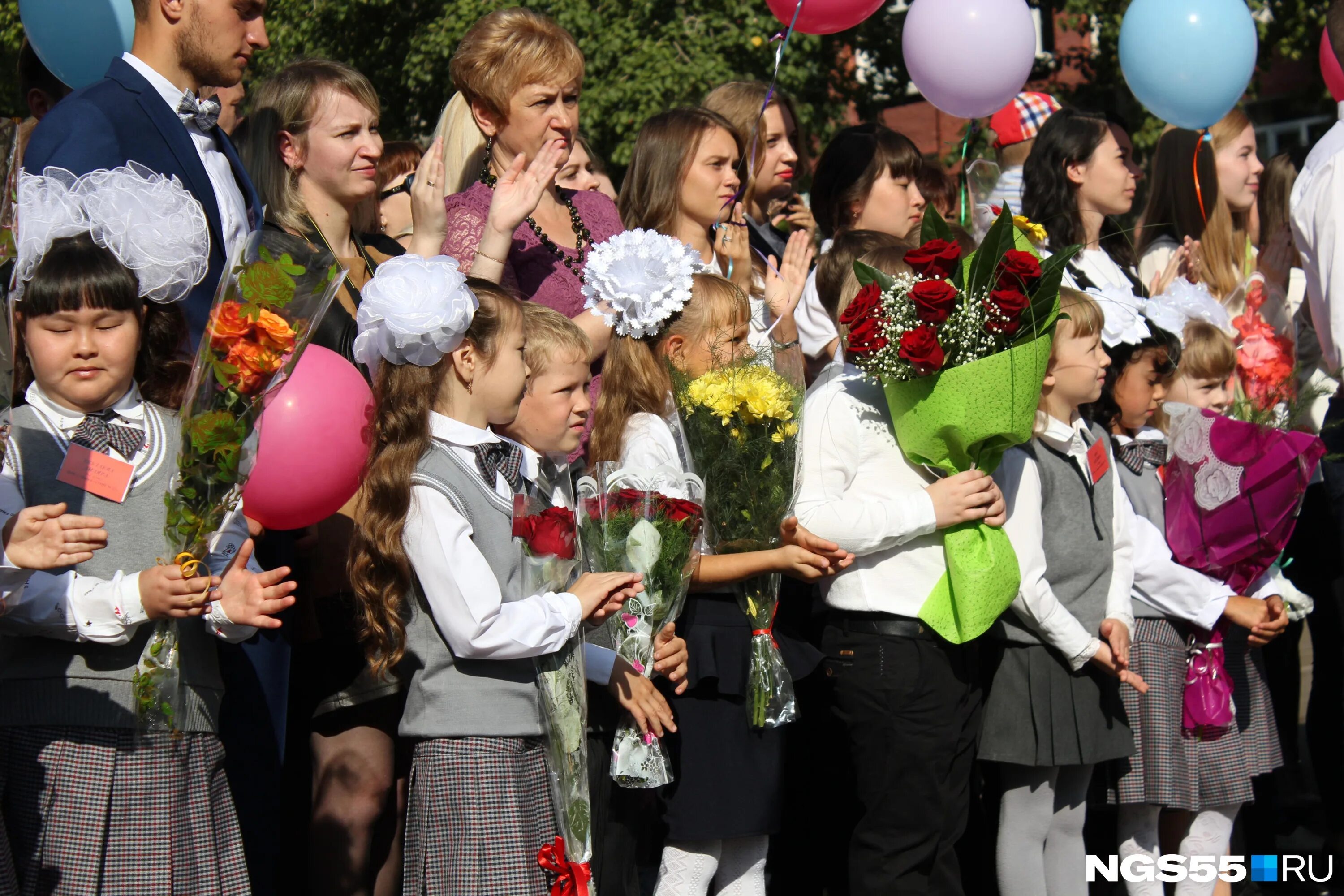 Повышение с 1 сентября 2023 года. Школа 1 сентября. Торжественная линейка в школе. Школьная линейка 1 сентября. Первоклассники на линейке.