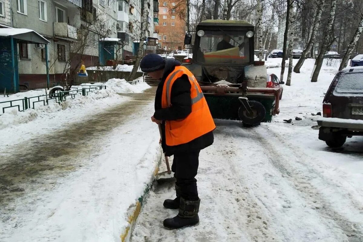 Сайт канавинского дука нижний новгород. Уборка снега во дворах. Уборка снега в Нижнем Новгороде. Сугробы в Нижнем Новгороде. Техника убирает снег во дворе.