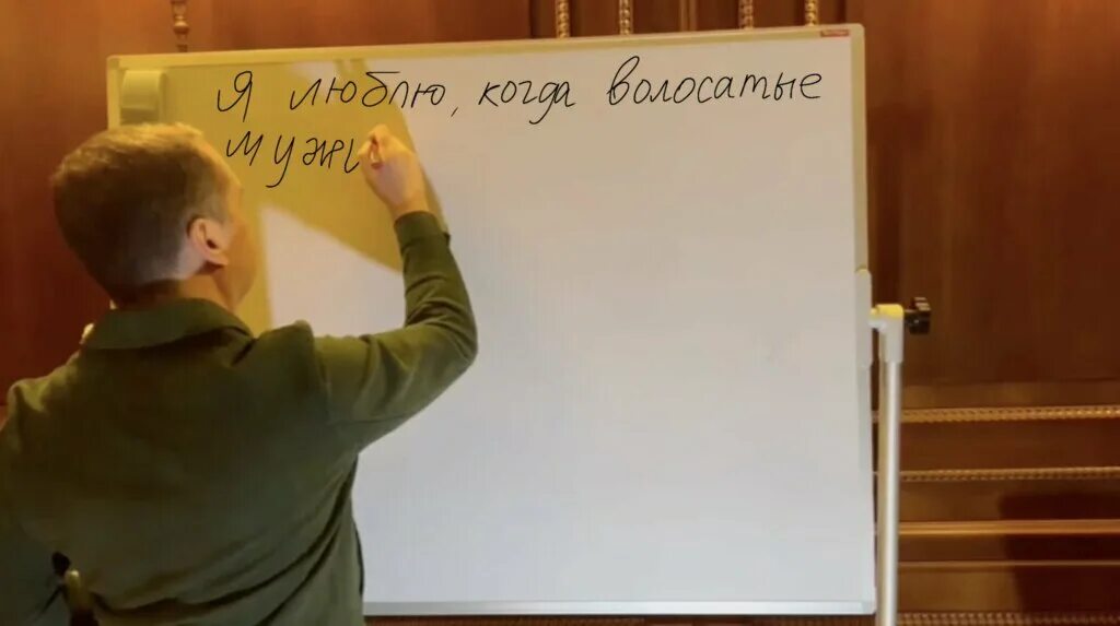 Доска мем. Медведев пишет на доске. мемы с медведевым и доской. медведев у доски мем.