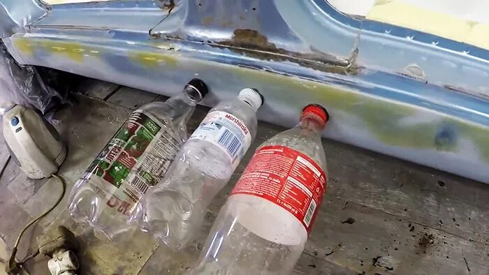 Выпрямление пластиковых бутылок. Выровнять пластиковую бутылку. Выправка вмятины термоклеем. Как выпрямить пластиковую бутылку. Выпрямить вмятину на машине.