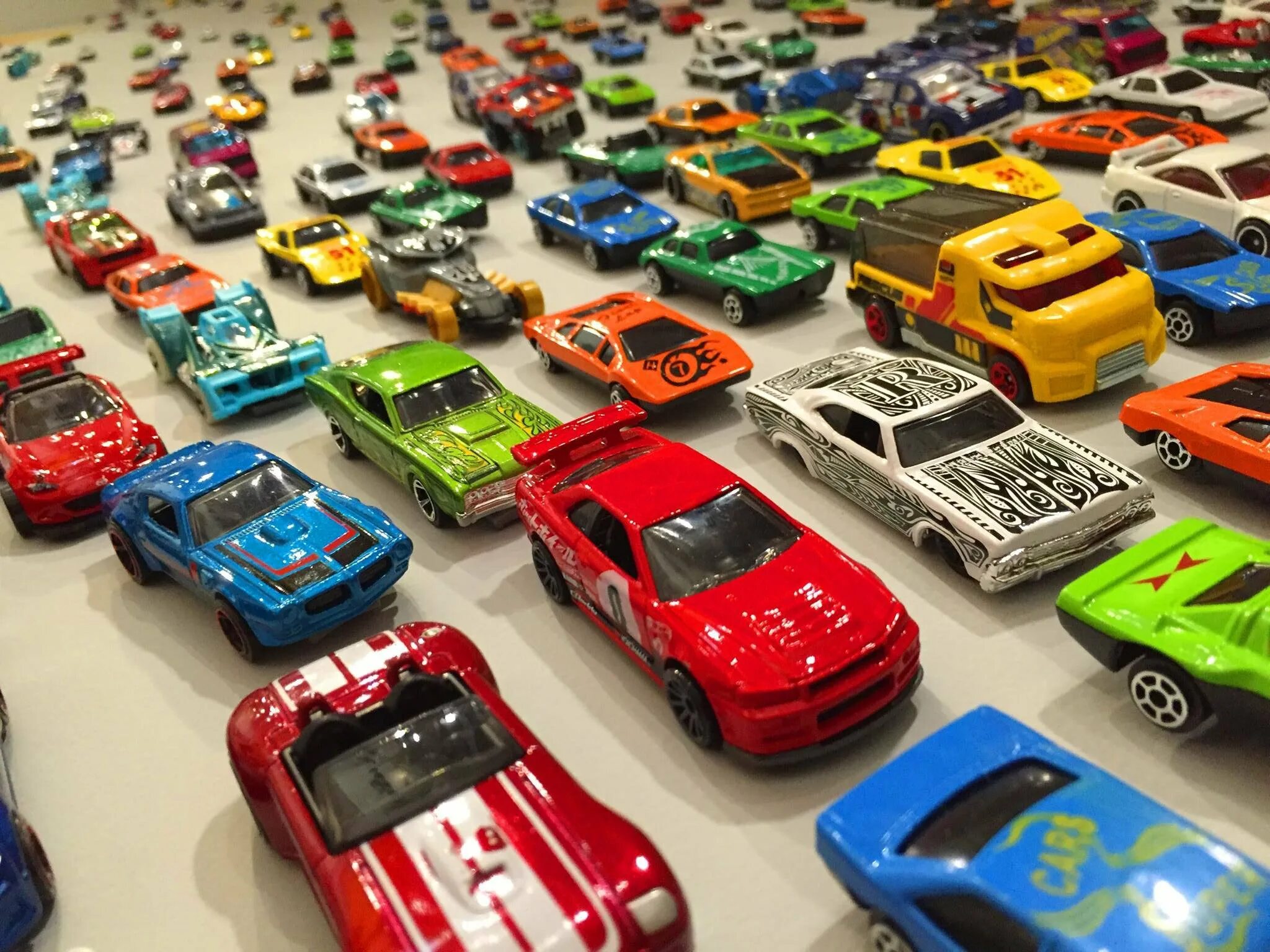 Хот вилс машинки. Хот вилс много денег. Мегатрасса хот вилс. Хот вилс мерседес 124. Хот вилс и куча сладостей.