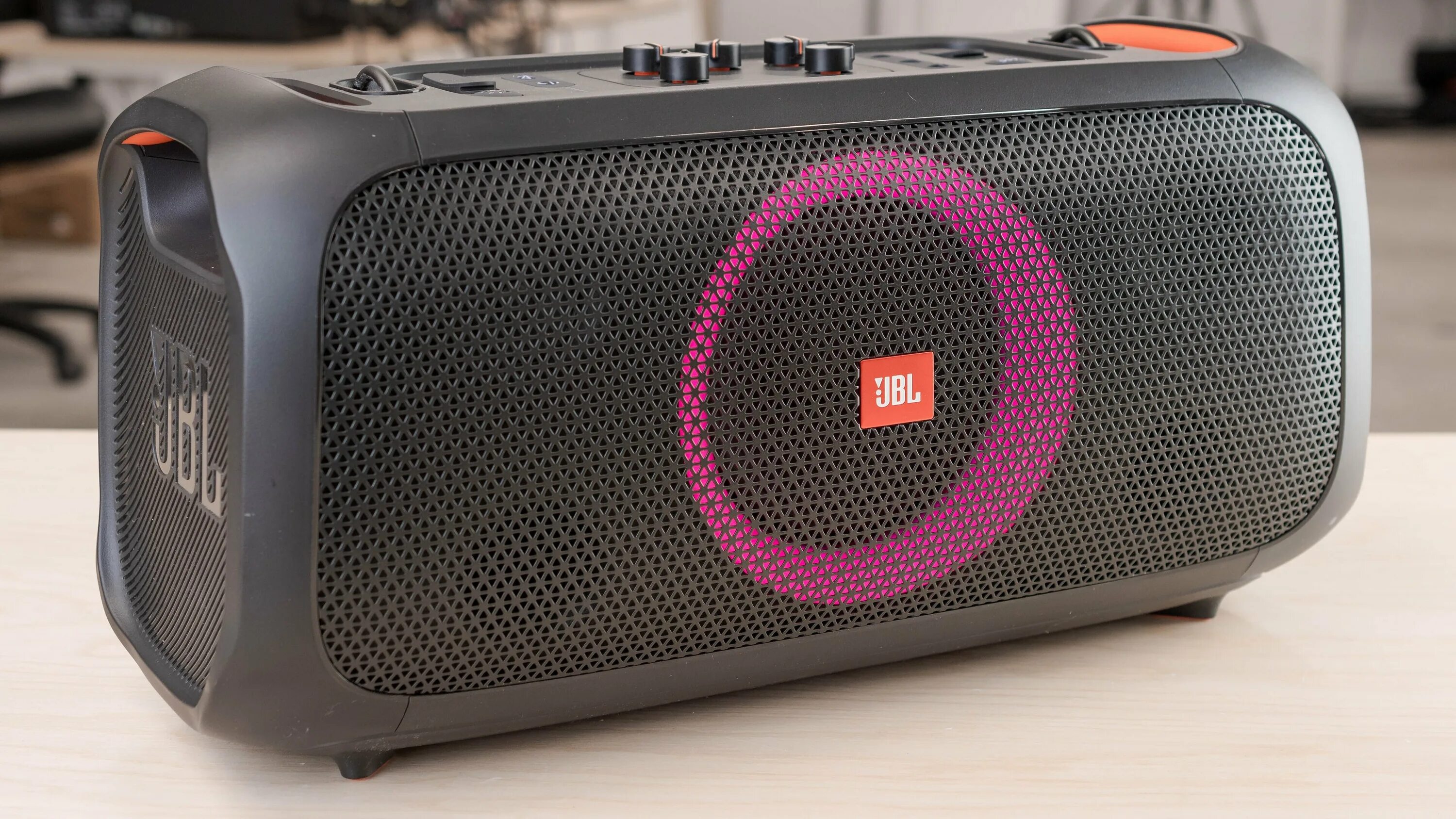 Jbl on the gone купить. Акустическая система JBL PARTYBOX 100. Портативная акустика JBL PARTYBOX on-the-go. Портативная акустика JBL PARTYBOX on-the-go 100 Вт. JBL PARTYBOX go.