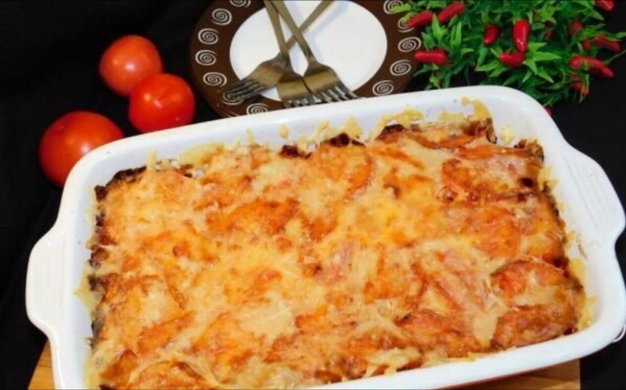 Филе куриное картофель помидор сыр. Запеканка с картошкой и курицей и помидорами. запеканка филе куриное с картошкой помидорами и сыром в духовке. запеканка картофельная с курицей и помидорами в духовке. запеканка картофельная с куриным филе в духовке с помидорами и сыром.