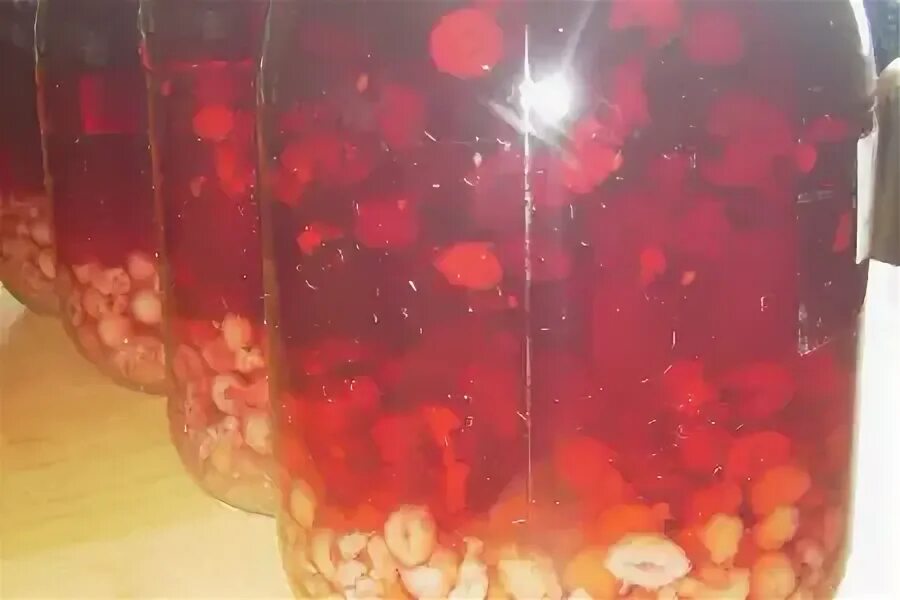 Как приготовить компот из малины на зиму. Если в малиновом компоте появилась белая пленка.