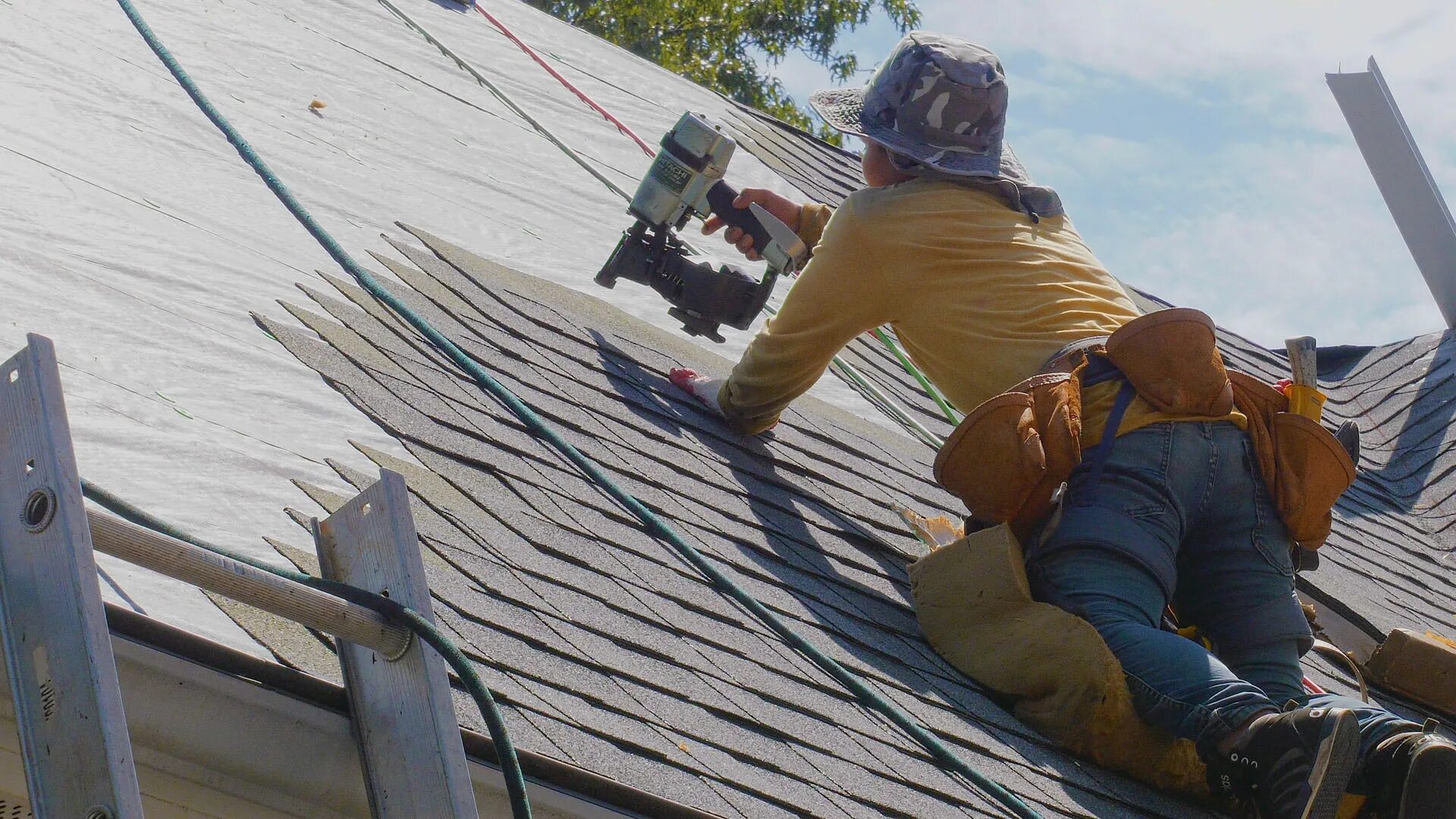 Damage definition. Схватка крыша. damage roof. roofing insurance. roof before after.