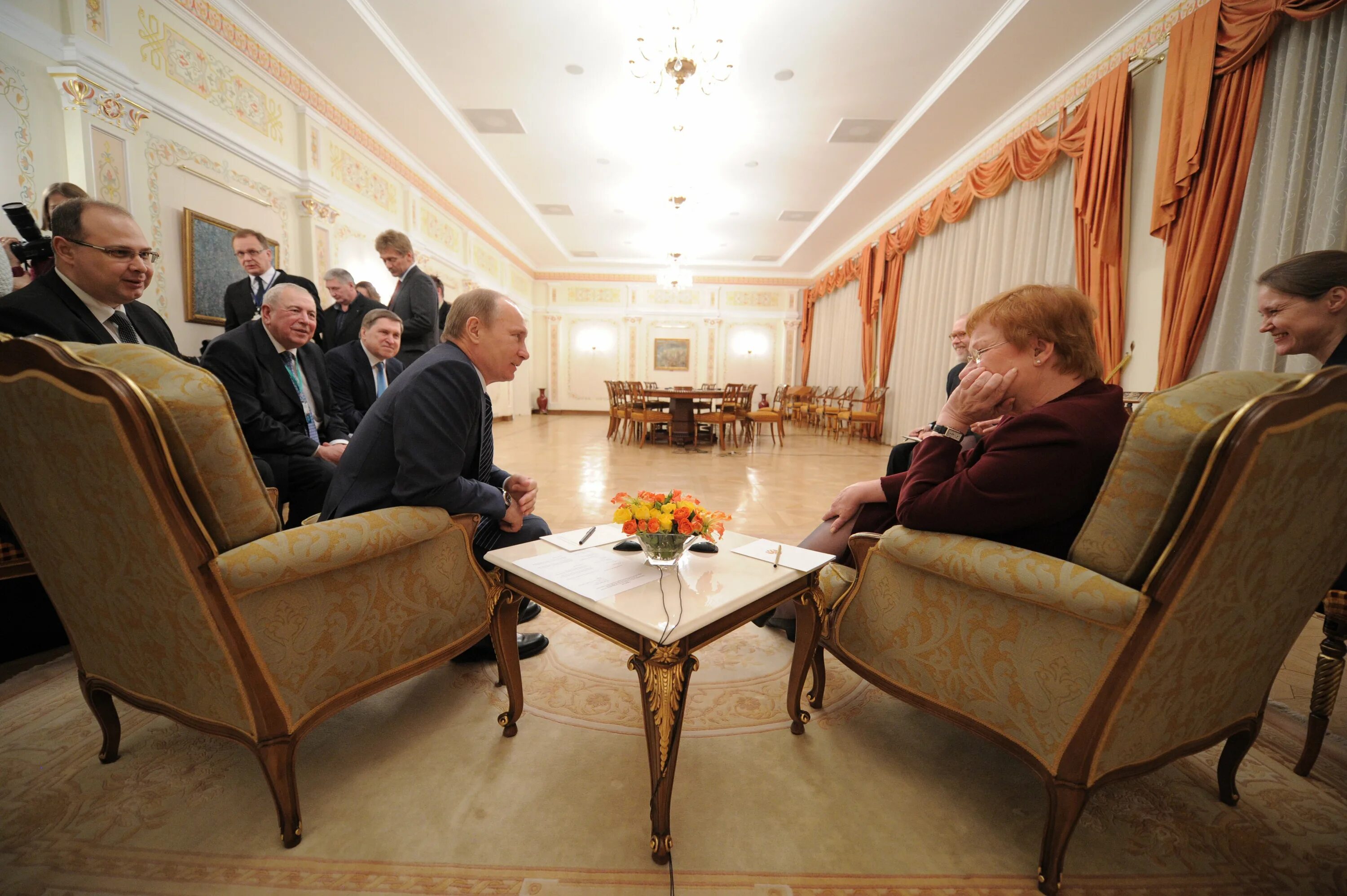 Новое о путиной. Резиденция президента в Ново-Огарево. Дом Владимира Путина в Ново-Огарево. Огарево резиденция Путина. Владимир Путин Ново Огарево.