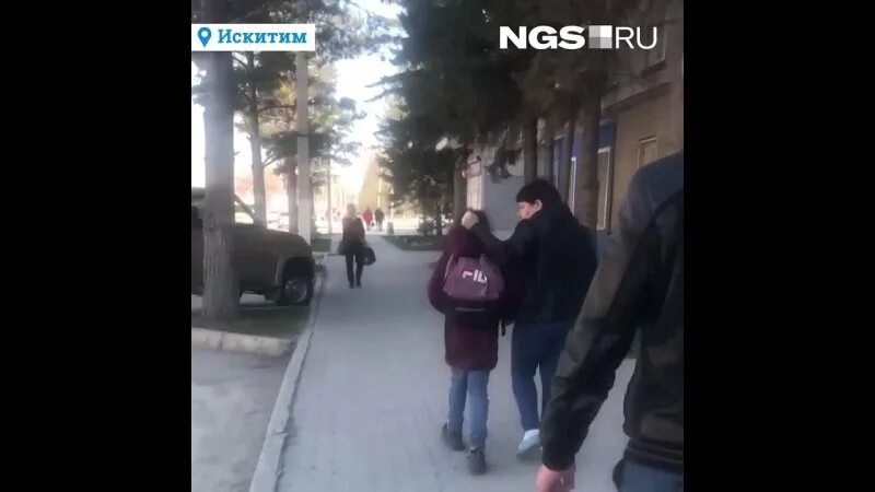 Папа таскает дочь за волосы. Отец по двору таскал дочь за волосы. Отчим таскает детей за волосы. ДТП весь Искитим мать с детьми. Сын тащит папу теракт