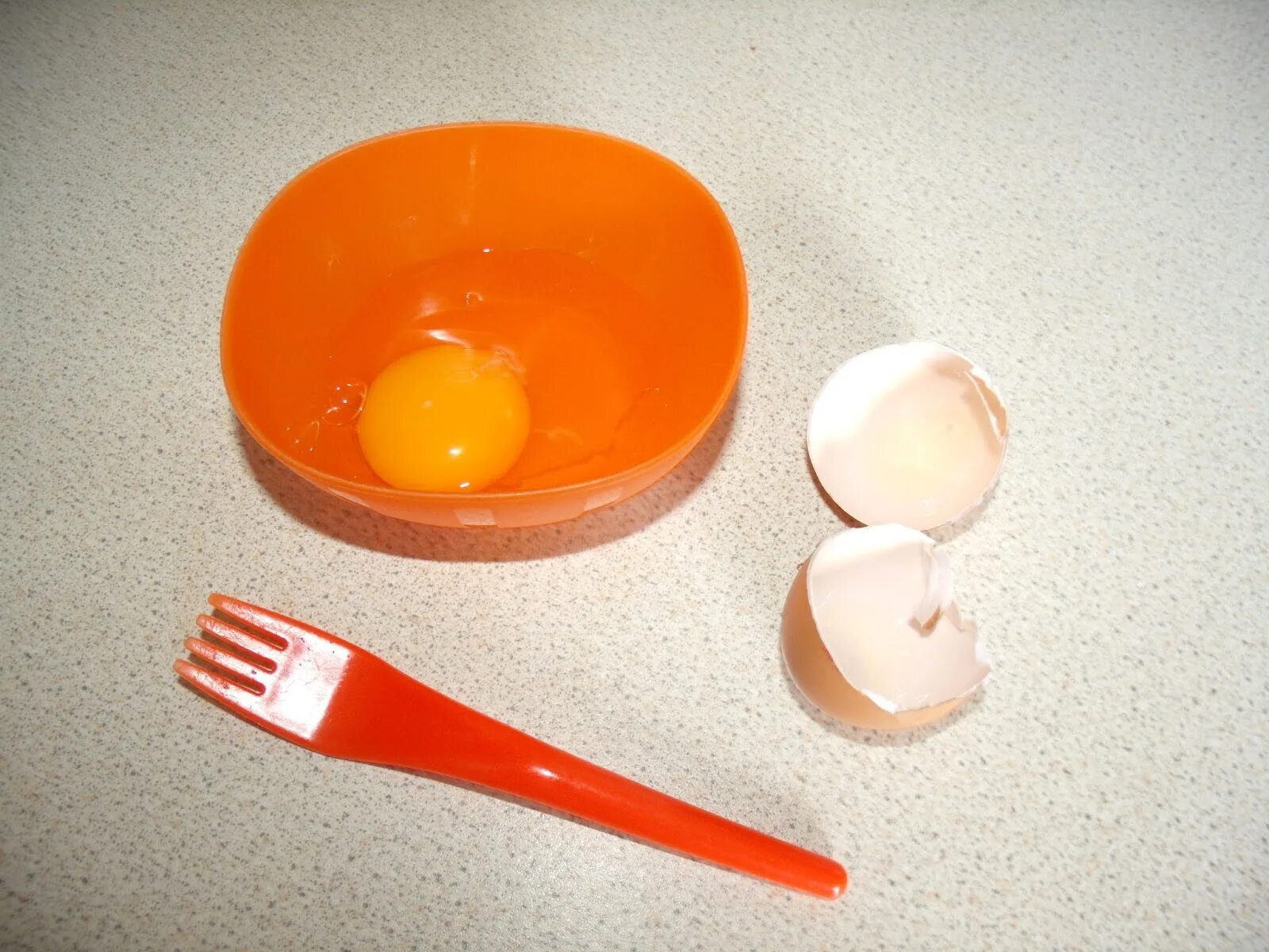 желток в руке. желтка и масла. густой желток. сырое яйцо. маски и кремы домашнего приготовления.