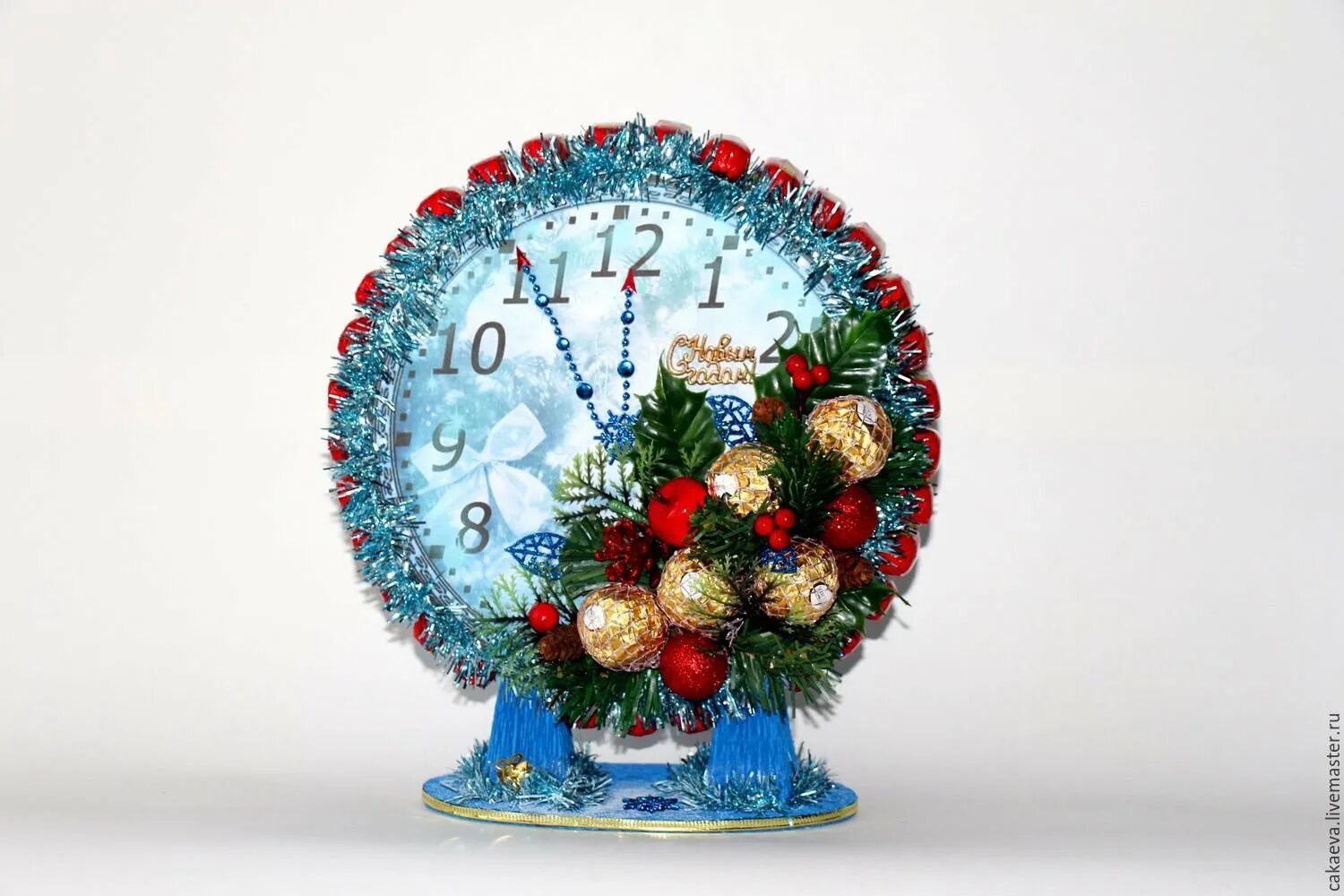 новогодние часы поделка. новогодние часы из конфет. новогодние часы поделка. подделка на новый год в садик. новогодние часы поделка.