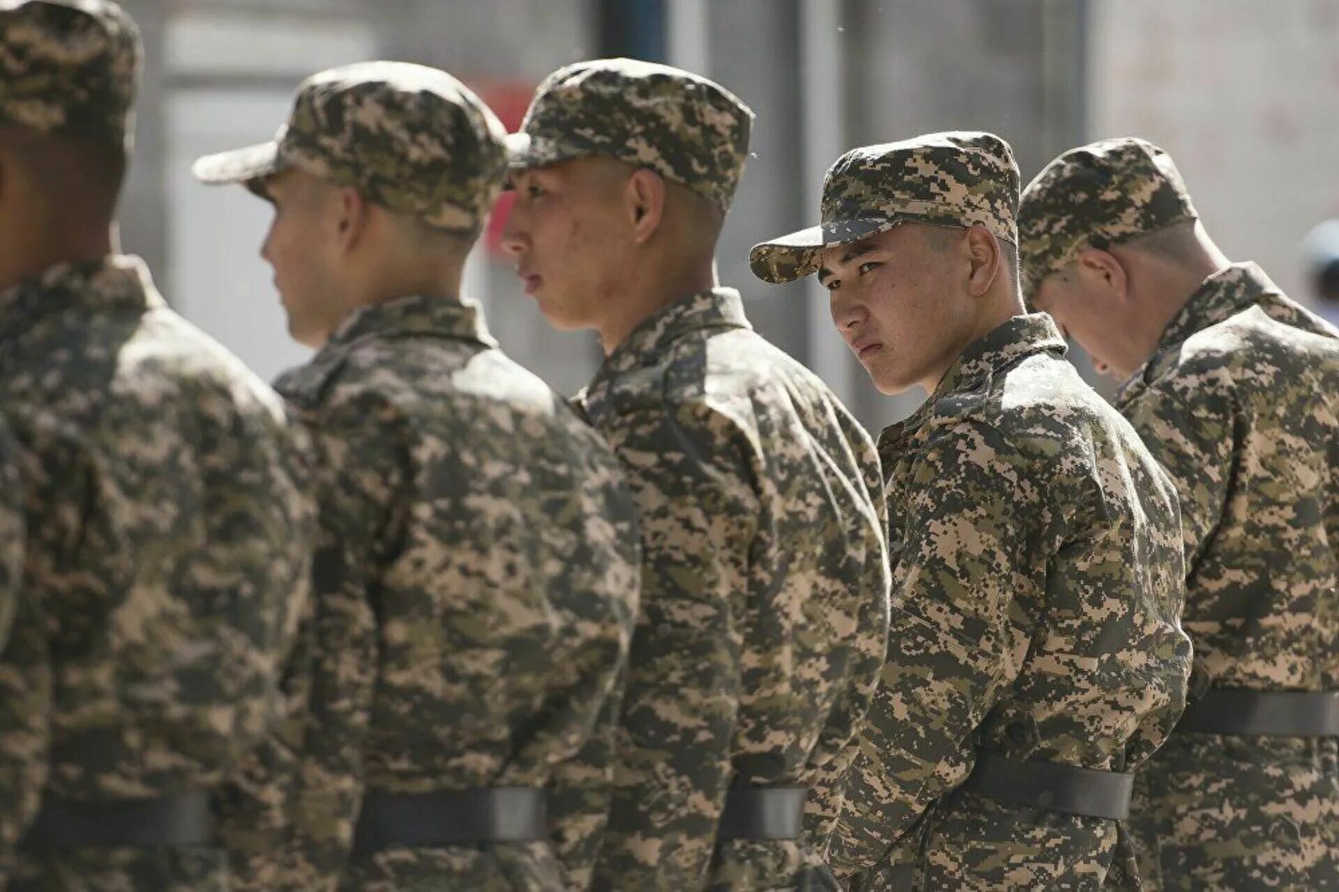 Военные силы кыргызстана. Военная форма армии киргизии. Армия швейные войска. Форма киргизской армии. Киргизская военная форма.