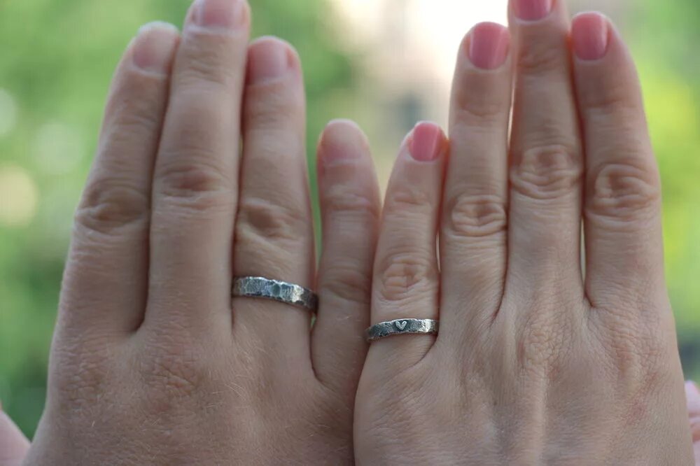 Обручальное кольцо на пальце. Обручальны екольцс отпечатками пальцев. Кольцо на безымянном пальце. Обручальные кольца на полные пальцы.