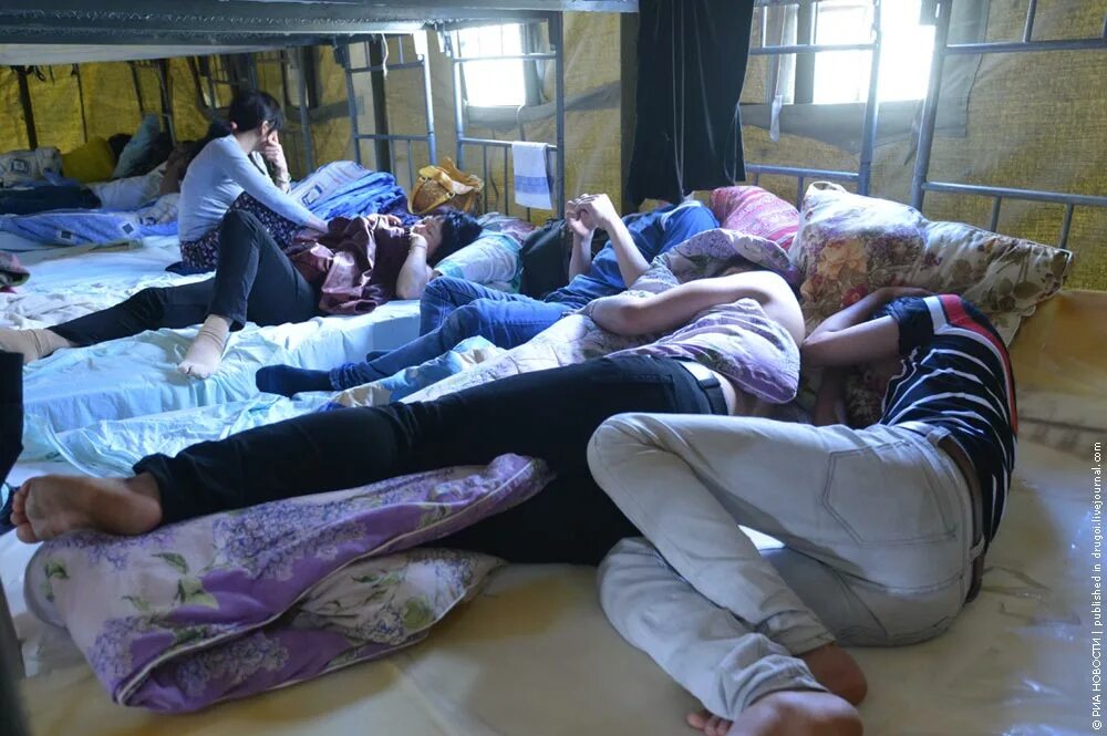 спит в кровати. тихо узбеки спят. общежитие гастарбайтеров. спящий человек. смешной таджик мем.