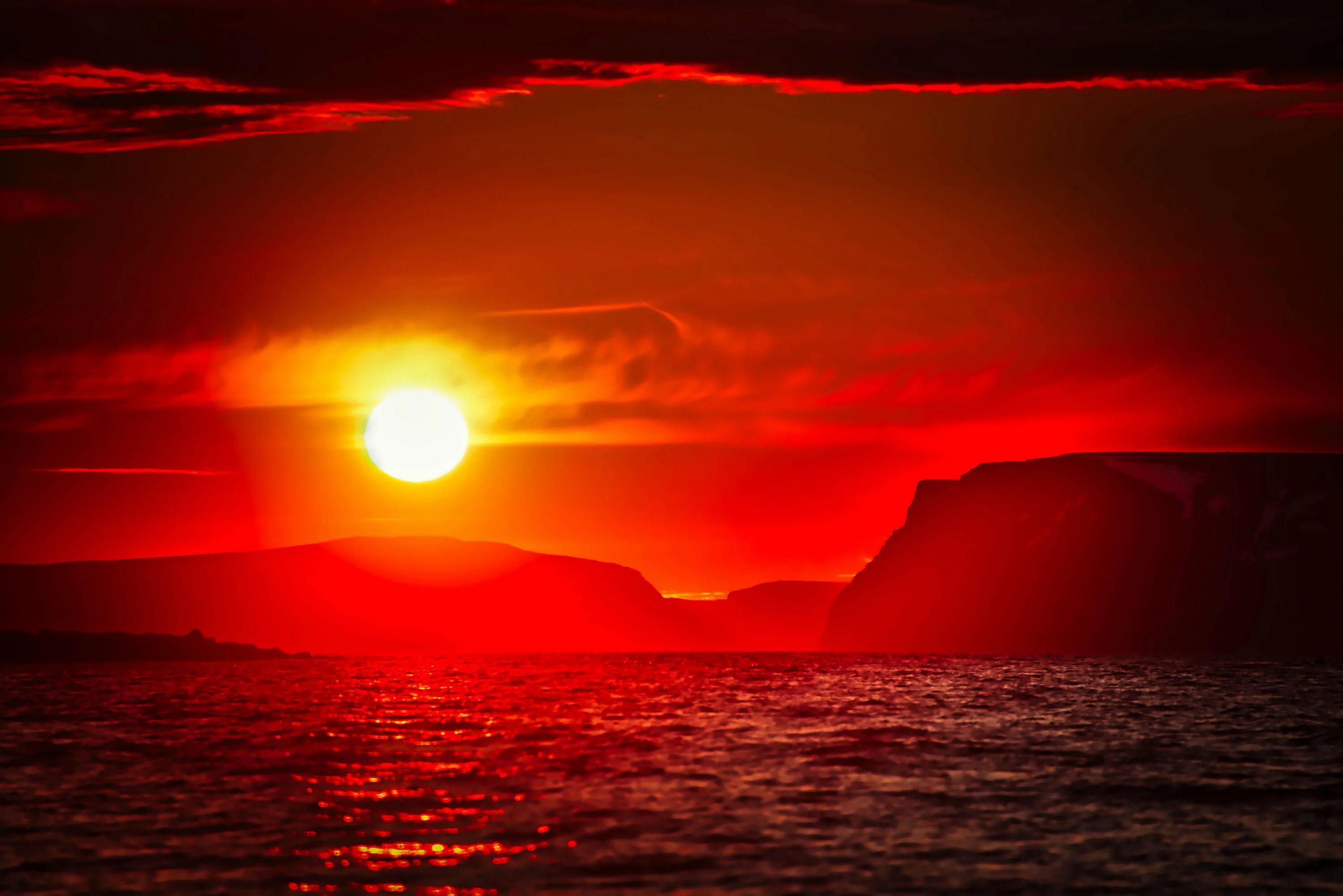 Красный закат. Красный закат на море. Багровый закат. Красное солнце на закате.