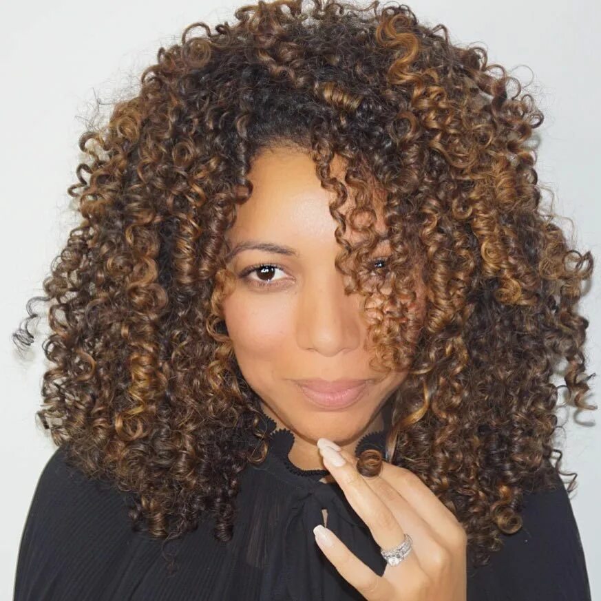 Керли хеир. Волнистые волосы у лица. Расчесанные кудрявые волосы. Curly hair old money style. Керли хеир модель.