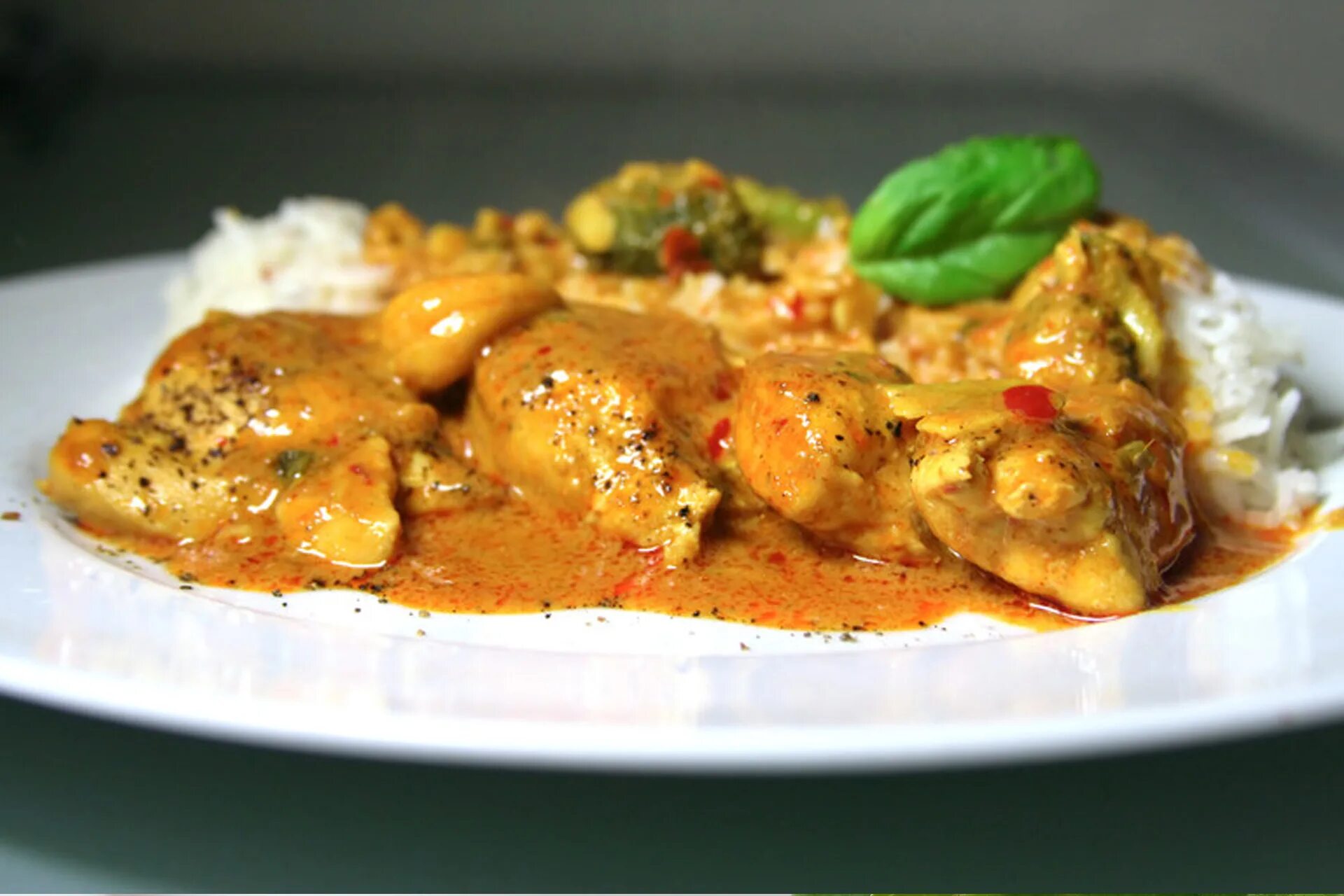 Куриная грудка в соусе карри. Курочка карри. Курочка карри. Куриное филе карри. Чикен карри соус.