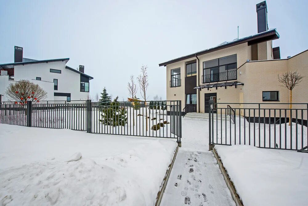 Поселок высокий берег истринский район. Коттеджный поселок в едином архитектурном стиле. Высокий берег кп на истре. Кп высокий стиль спб фото. Кп высокий стиль спб.